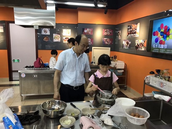 公共健康学院工会举行六一亲子烘焙活动