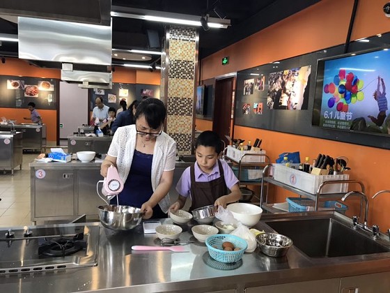 公共健康学院工会举行六一亲子烘焙活动