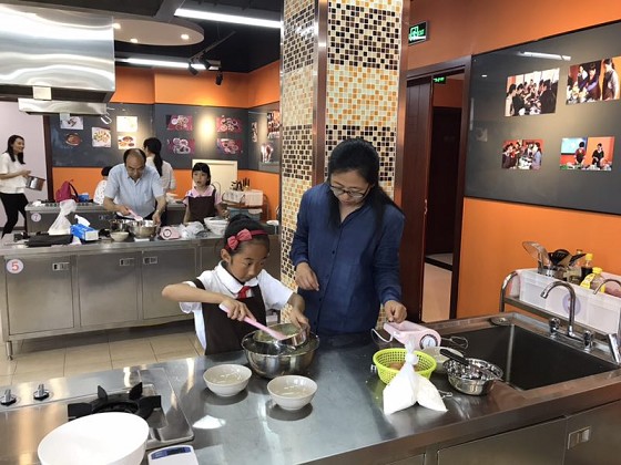 公共健康学院工会举行六一亲子烘焙活动