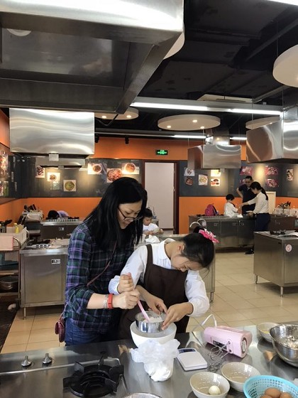 公共健康学院工会举行六一亲子烘焙活动