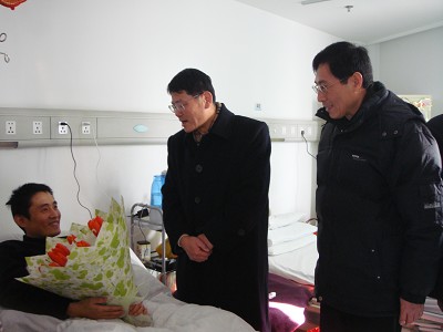 校领导春节慰问附属医院医务人员