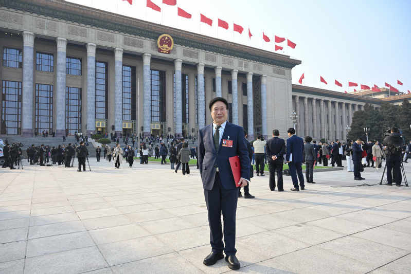 我校全国人大代表吴焕淦两会尽责履职 献岐黄良策