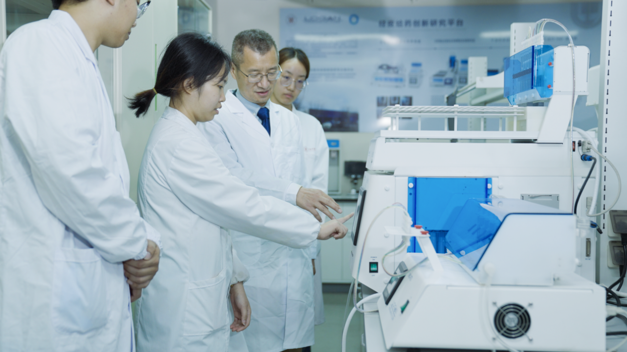 冯年平教授获评为“申教名匠”！