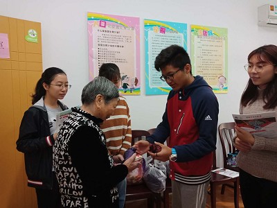 爱满重阳节，浓浓敬老情―公共健康学院学生党支部开展社区为老服务