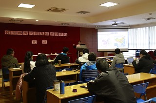 校马克思主义学院何兰萍老师为体育部教师党员讲专题党课