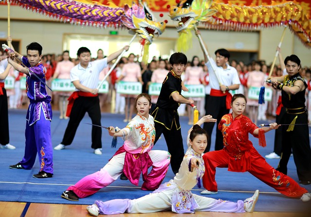 我校举行第八届武术艺术文化节暨第二十二届传统保健体育运动会
