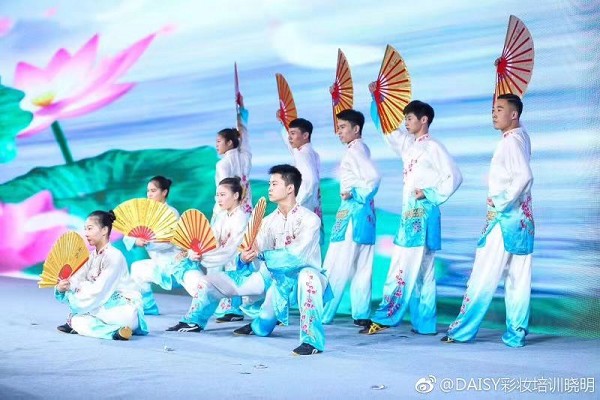 “武起襟飞吟古今,一舞飞扇惊四方”