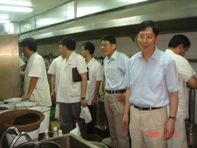 校领导进行 “迎奥运、战高温、保健康”慰问活动