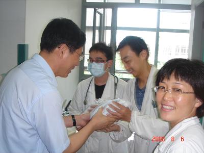 校领导进行 “迎奥运、战高温、保健康”慰问活动