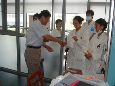 校领导进行 “迎奥运、战高温、保健康”慰问活动