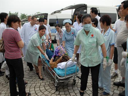 首批10位地震灾区伤员抵曙光医院