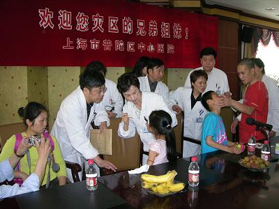 普陀医院热情接待四川省都江堰市聚源中学和新建小学的4名师生及其1名家属
