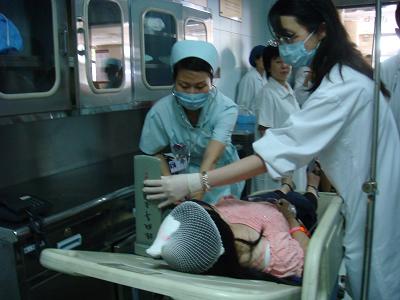 岳阳医院开展交通事故群体性伤员急救演习