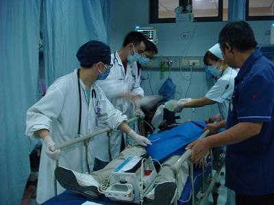 岳阳医院开展交通事故群体性伤员急救演习