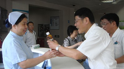 校领导高温慰问附属医院一线临床医务人员