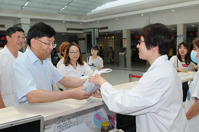 校领导赴附属医院高温慰问一线医务人员