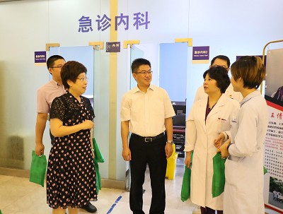 校领导赴附属医院高温慰问一线医务人员