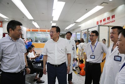 校领导赴附属医院高温慰问一线医务人员