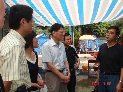 大学及附属医院领导赴都江堰慰问我校对口支援医疗队