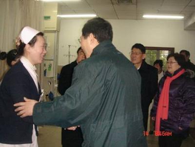 校领导春节慰问附属医院医务人员